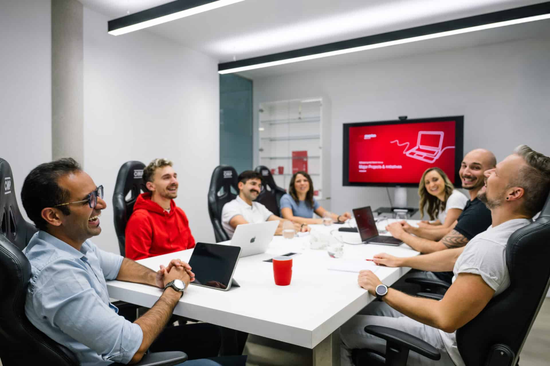 CADS-Mitarbeiter bei einer Besprechung im Konferenzraum.