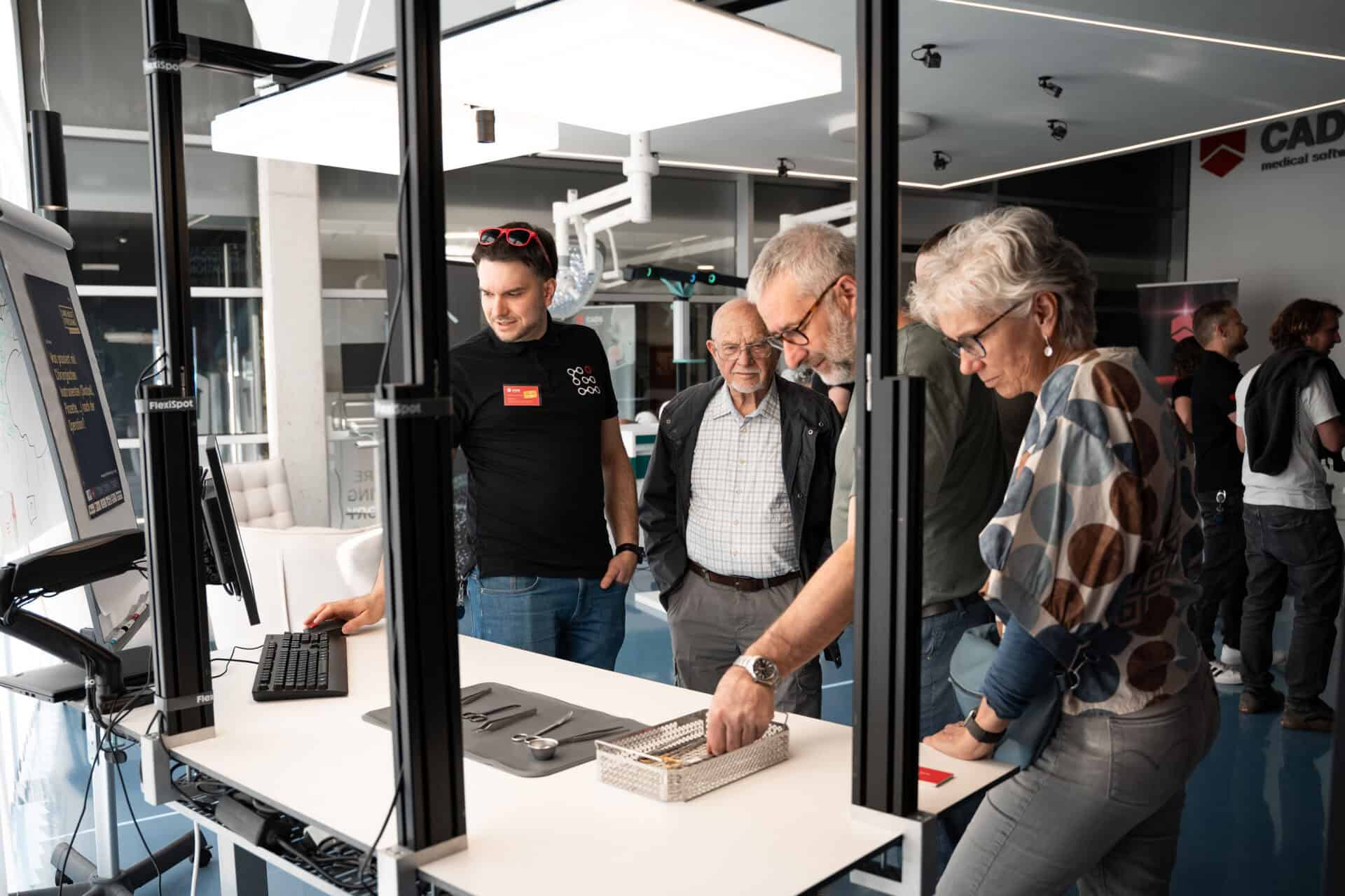 Besucher bei der langen Nacht der Forschung bei CADS mit moderner Medizintechnik zum Anfassen.