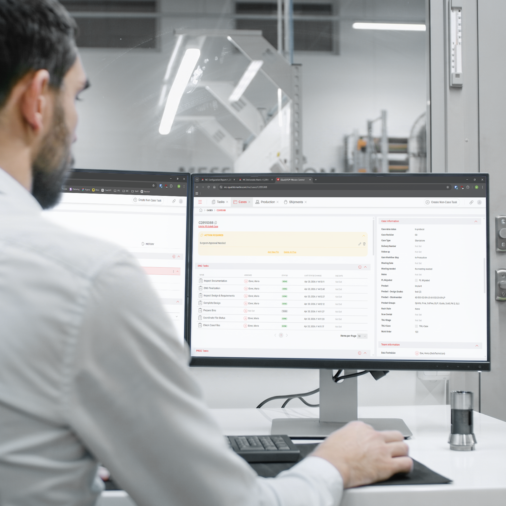 Mitarbeiter überwacht IPS® Mission Control auf Computerbildschirm bei CADS.